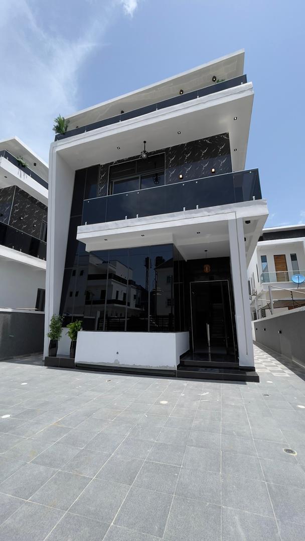 5-BEDROOM LUXURY DUPLEX WITH PRIVATE SWIMMING POOL
