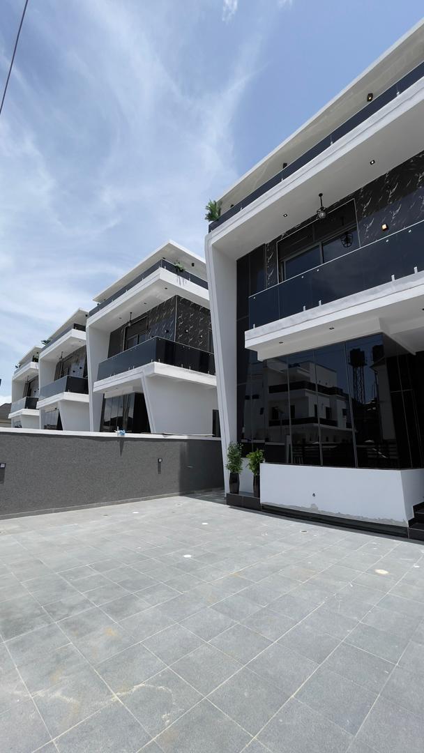 5-BEDROOM LUXURY DUPLEX WITH PRIVATE SWIMMING POOL