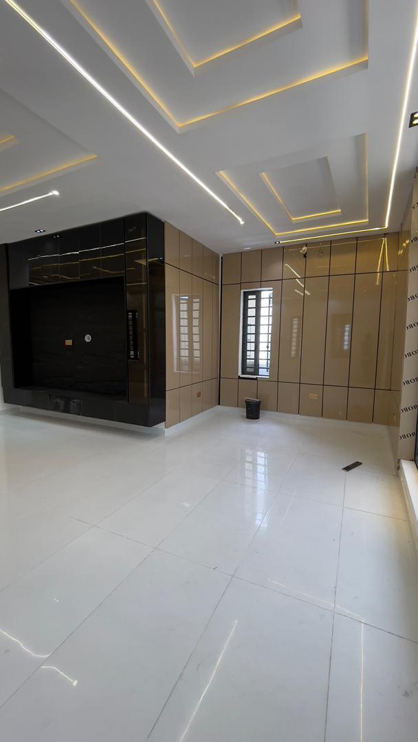 5-BEDROOM LUXURY DUPLEX WITH PRIVATE SWIMMING POOL