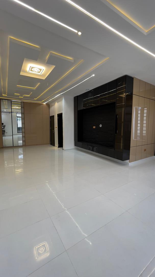 5-BEDROOM LUXURY DUPLEX WITH PRIVATE SWIMMING POOL