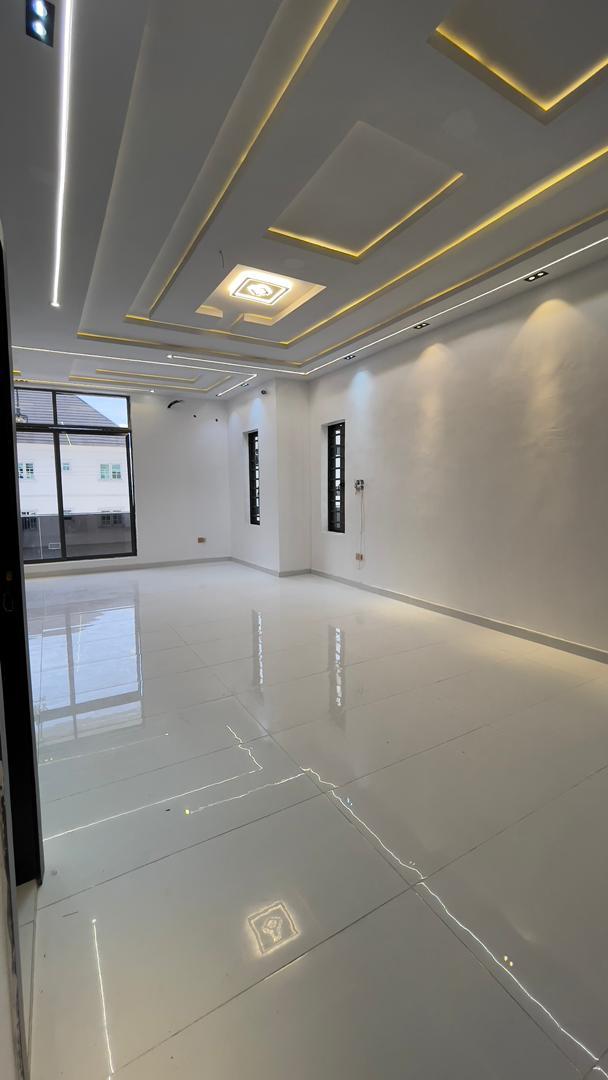 5-BEDROOM LUXURY DUPLEX WITH PRIVATE SWIMMING POOL