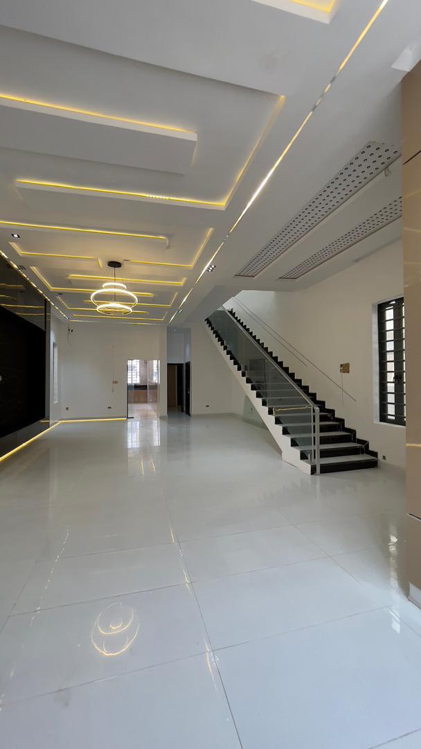 5-BEDROOM LUXURY DUPLEX WITH PRIVATE SWIMMING POOL