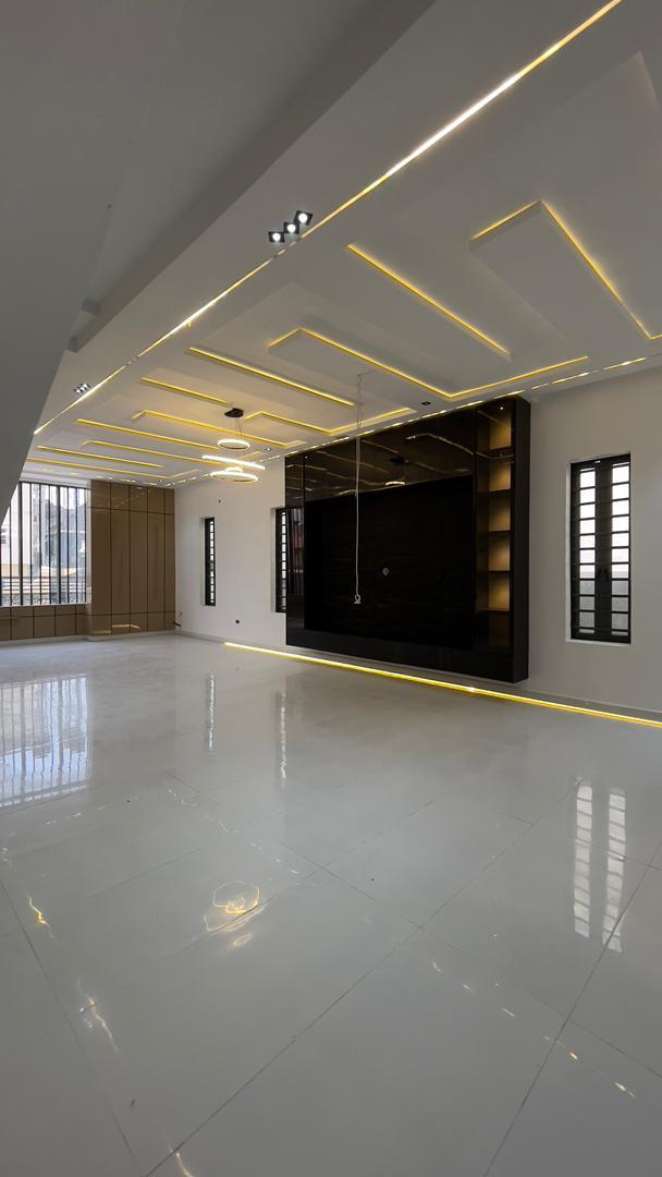 5-BEDROOM LUXURY DUPLEX WITH PRIVATE SWIMMING POOL