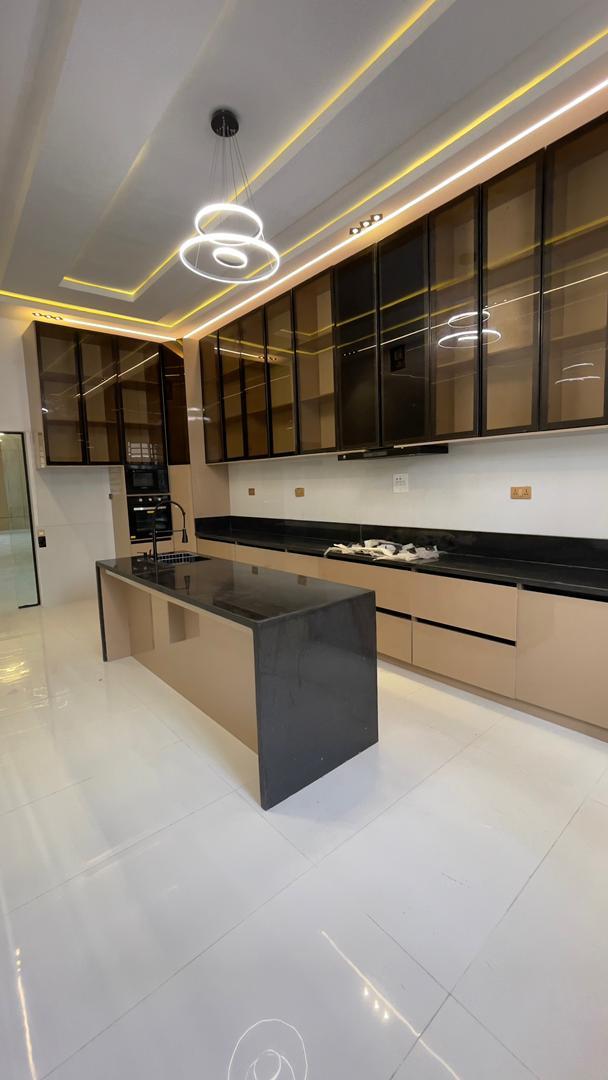 5-BEDROOM LUXURY DUPLEX WITH PRIVATE SWIMMING POOL