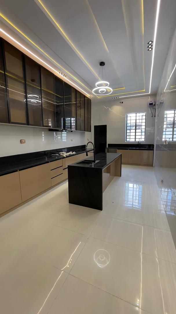 5-BEDROOM LUXURY DUPLEX WITH PRIVATE SWIMMING POOL